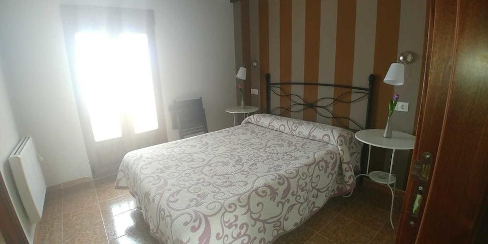 Hostal Restaurante Parajes Кастропол Екстериор снимка