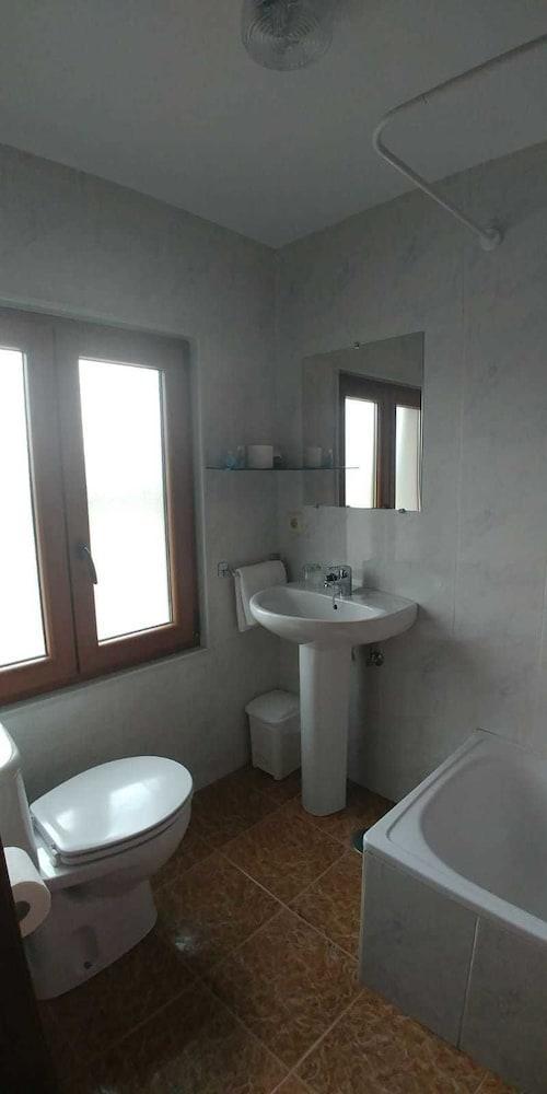 Hostal Restaurante Parajes Кастропол Екстериор снимка